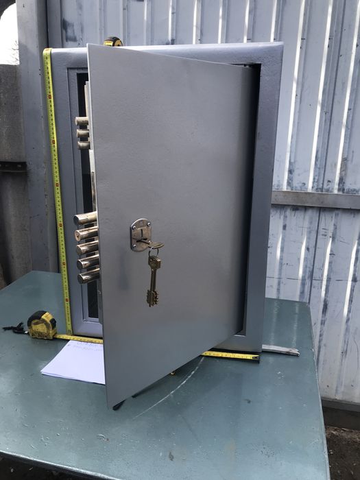 Сейф металевий,новий