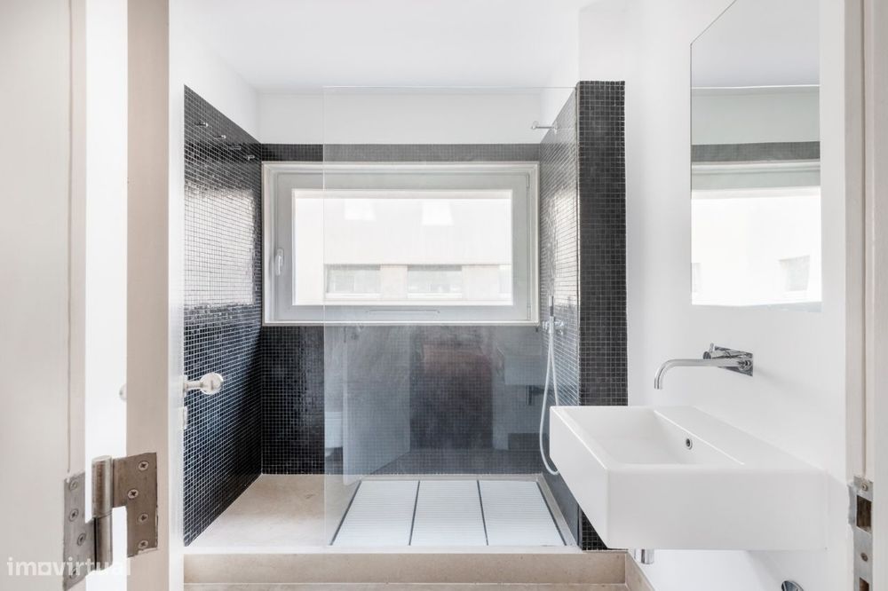 Apartamento no Chiado com 2 salas e 2 quartos e 2 lugares de estaciona