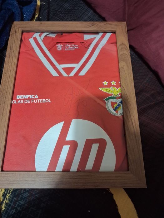 Camisola do benfica assinada pelo Otamendi