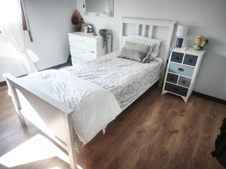 Cama com colchão e estrado