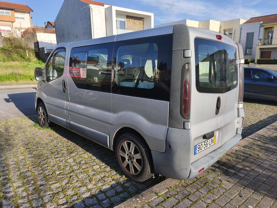 Opel Vivaro adaptada para deficientes com plataforma elevatória.