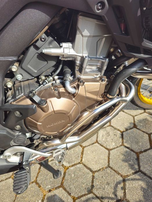 Vendo Honda Africa Twin Adventure Sports de 2019, com apenas 17.800 km, em excelente estado geral, muito estimada e pronta para qualquer aventura.