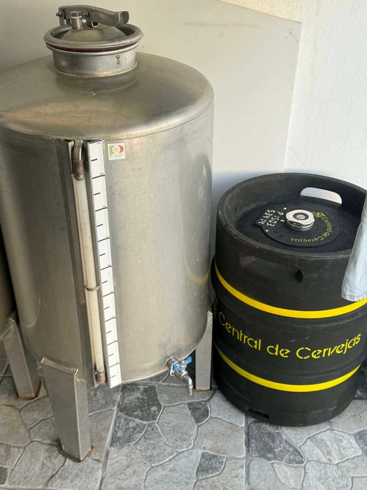 Artigos para  vinho: cubas, talha, prensa, filtro e bomba de transfega