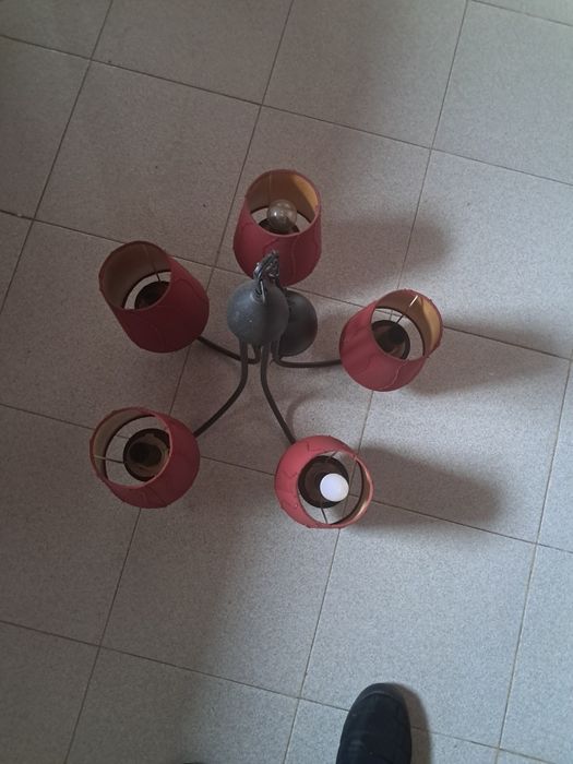 Mesa de vidro com quatro cadeiras e oferta de candeeiro