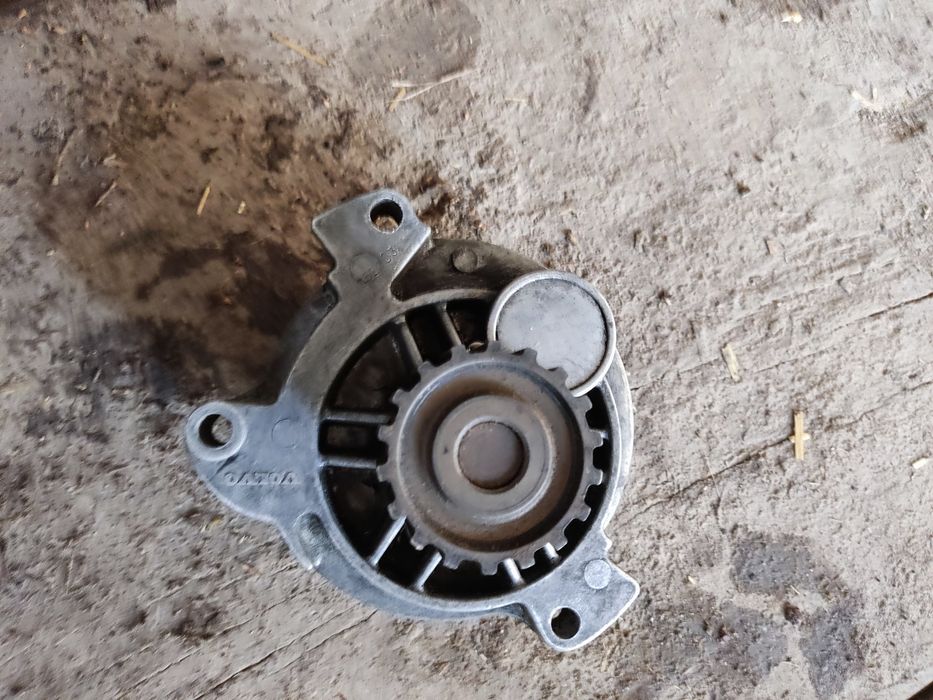 Помпа на Вольво 2.5