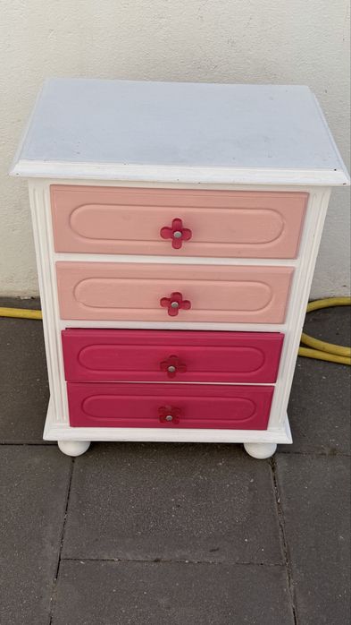 Cómoda 4 gavetas branca com detalhes rosa — estilo infantil/juvenil