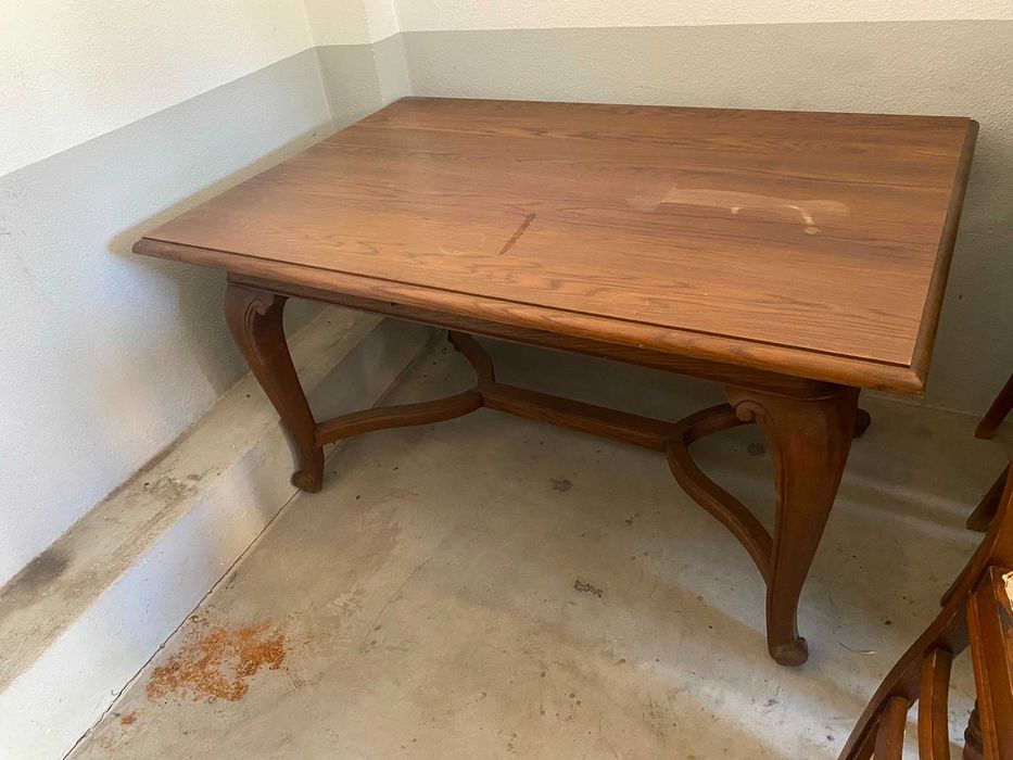 Mesa de Jantar Antiga em Madeira Extensível – Estilo Clássico + Cadeira Antiga em Madeira com Estofo Axadrezado