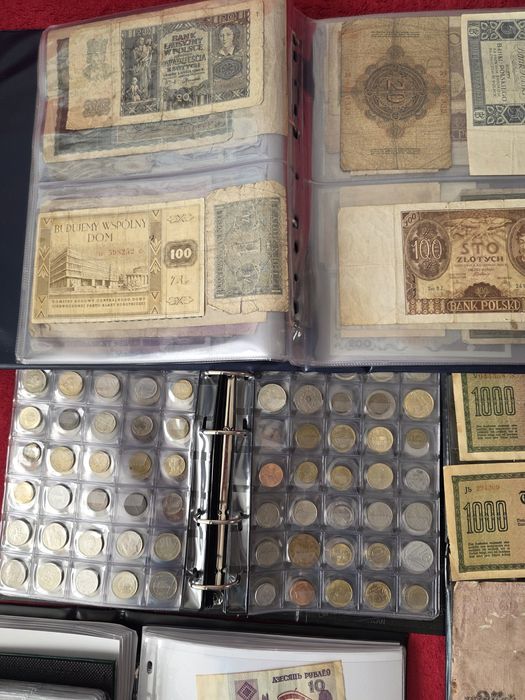 8 klaserów   banknotów  i bilonu pus srebrne
