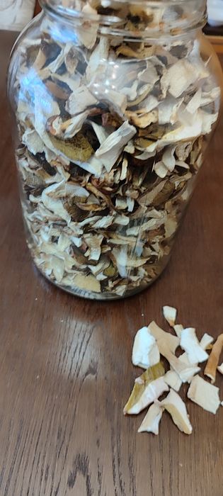 Сушені гриби у скляній банці. Натуральний продукт, зібраний вручну. Ід