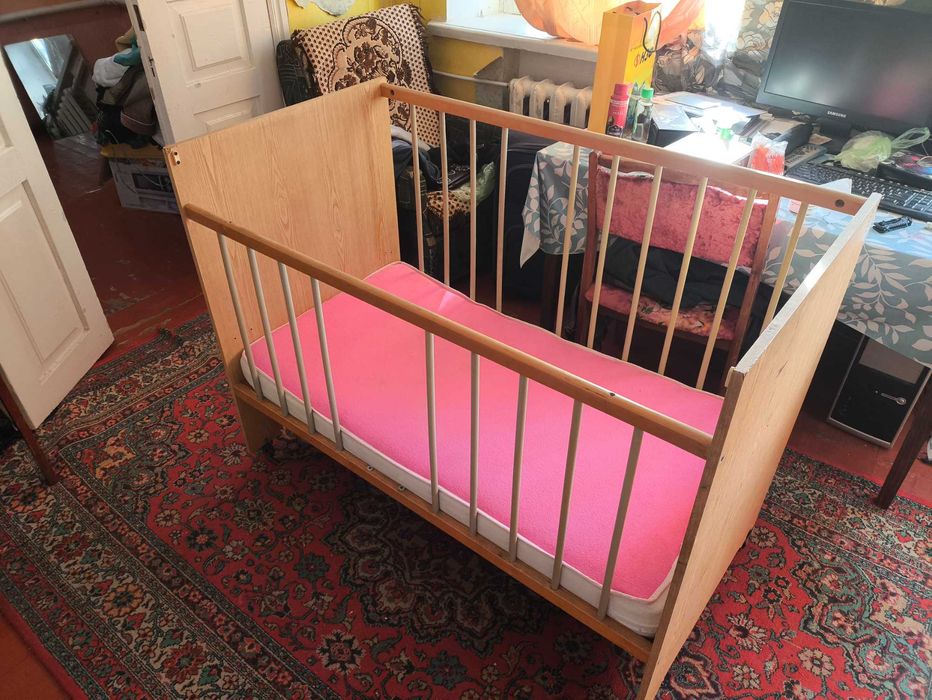 Дитяче ліжко, в нормальному стані.