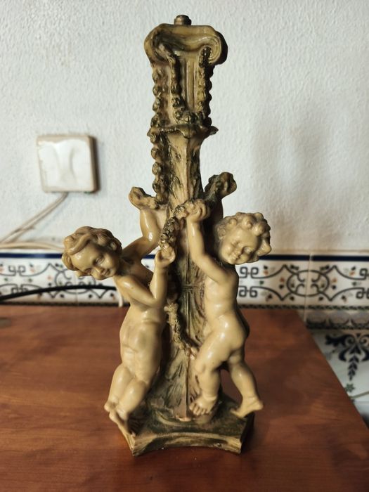 Base de candeeiro antiga com querubins