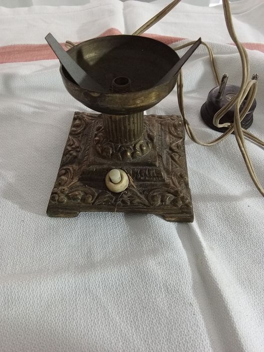 Bases de candeeiro de mesa em ferro muito antigos