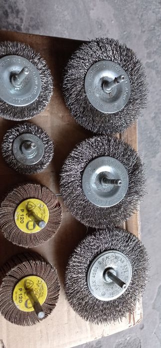 Material de desbastar e limpeza com 2 frezes novas...