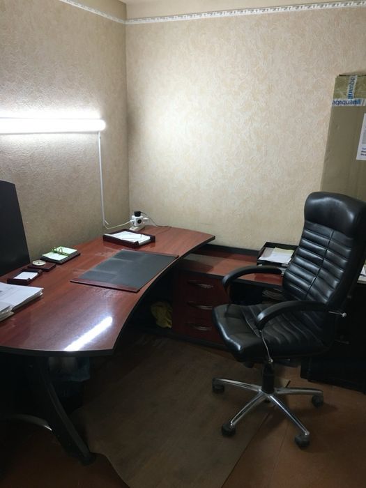 Продам кабінет директора(стіл,шафа,крісло,стільці)