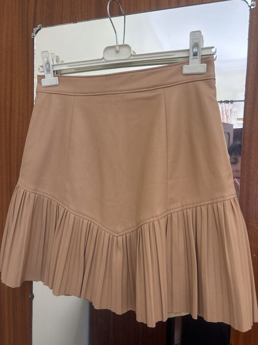 Saia pele nude Guess forrada com plissado