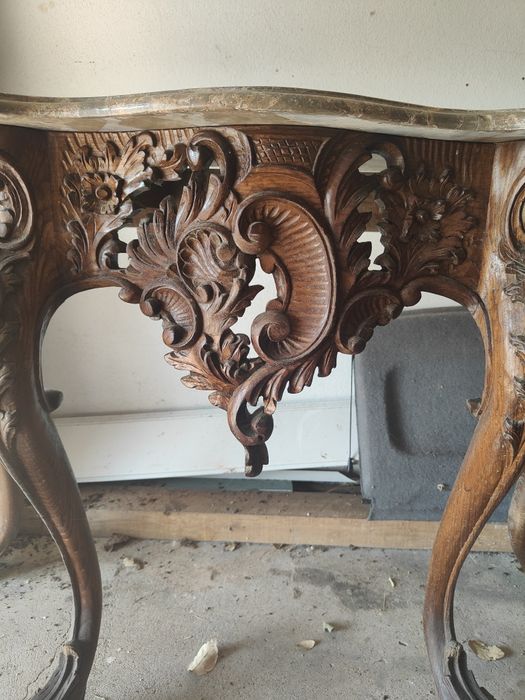 Móvel antigo de madeira e mármore