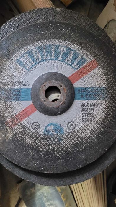 Vendo 30 discos de rebarbadora e 300 elétrodos