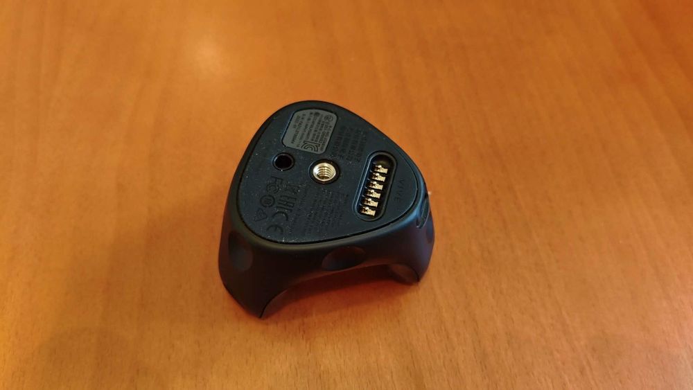 3 trackery Vive Trackers 3.0 + dongle (+ stacje na dongle i kable OEM), oryginalne opakowanie + pasy Vortex Virtual Reality full-body tracking/FBT