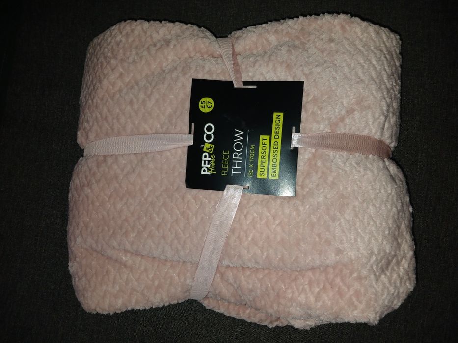 Нові, якісні,фірмові пледи.