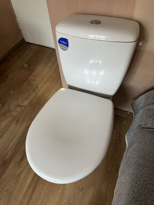 Muszla klozetowa miska WC z klapą mało używana cersanit