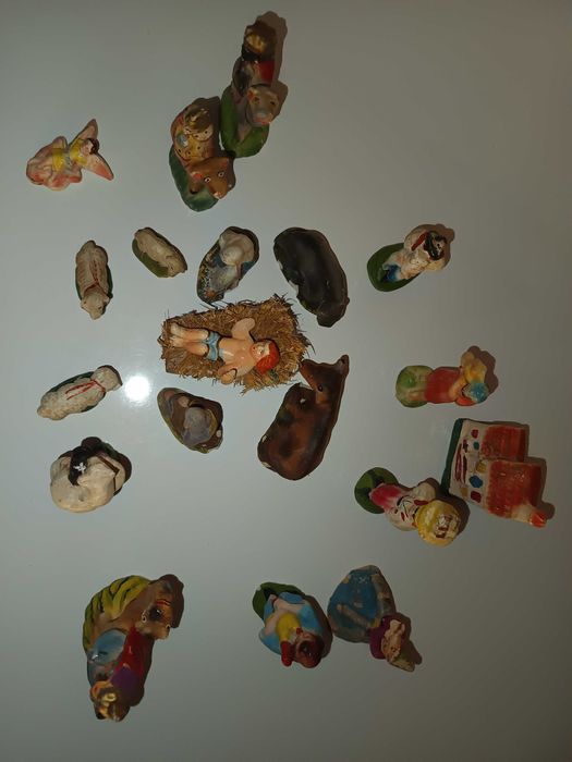 Presépio de  gesso com 70 anos, com 19 peças