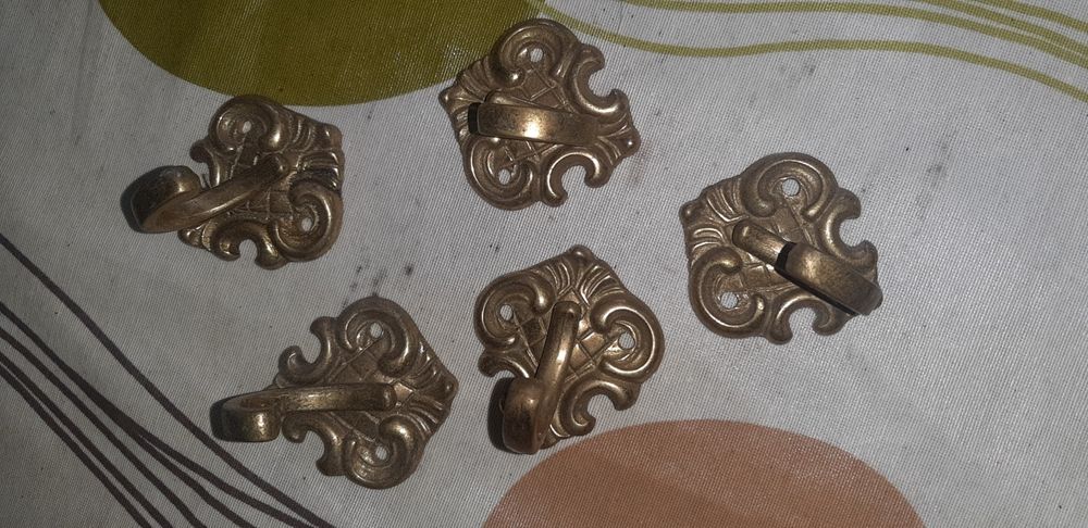 Cabides antigos em metal e buda