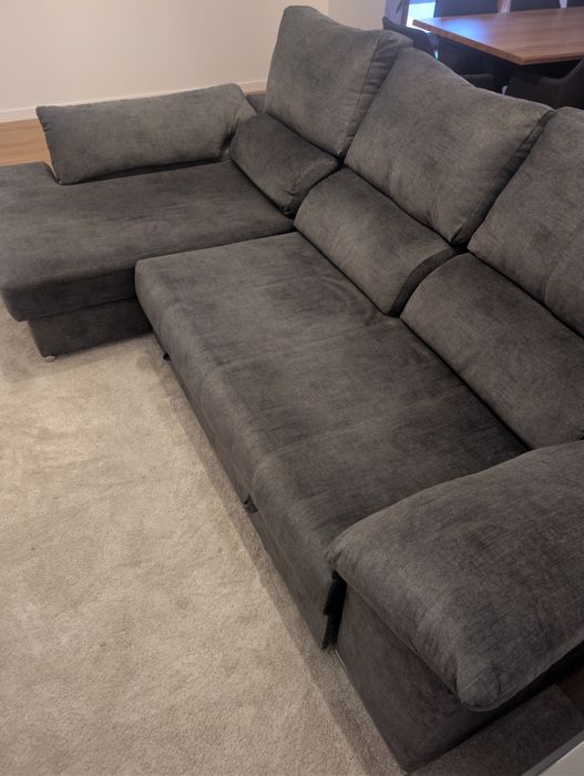 Sofá-cama com chaise longue em tecido cinza escuro