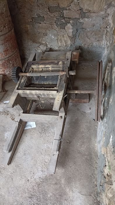 Esmagador de uvas antigo com motor