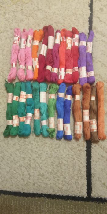 Нитки для вишивання і канва.