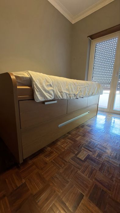 Estrutura cama c/gavetas e cama c/ colchões incluidos.