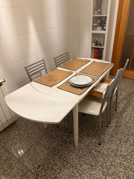 NOVO PREÇO: Mesa de cozinha extensível (6 pax), com arrumação e 4 cadeiras