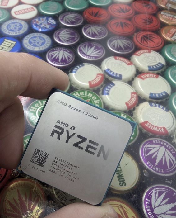 procesor AMD Ryzen 3 2200G pod socket AM4.