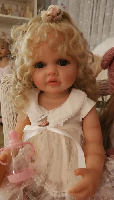Piękna duża lalka 55 cm z kręconymi blond wlosami ubrane w sukieneczka