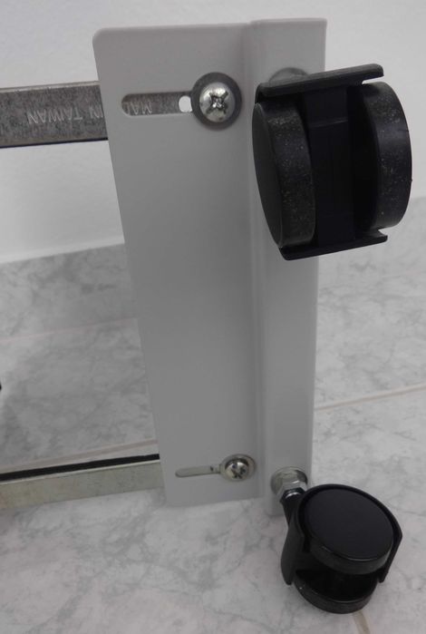 Suporte metálico para computador com rodízios