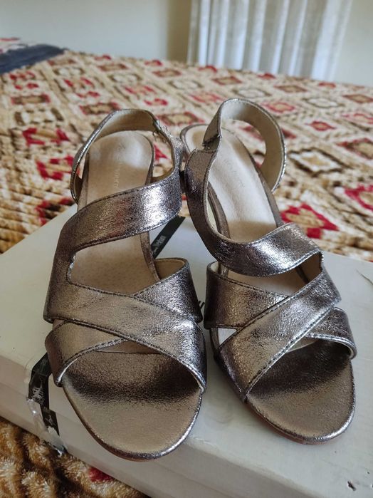 Sandálias em pele dourado acobreado novas tam. 38