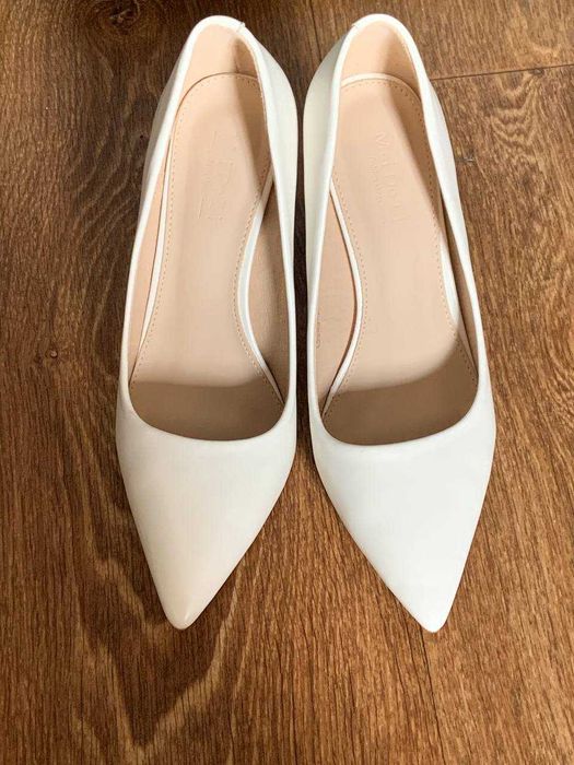 Туфлі білого кольору на високих підборах