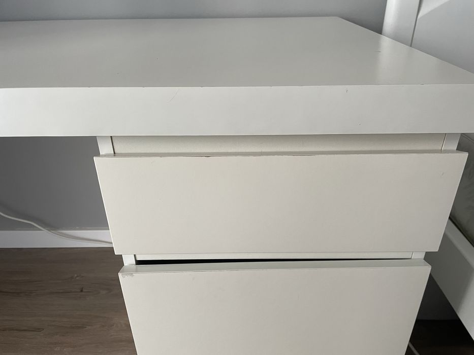 Secretária de cor branca do Ikea