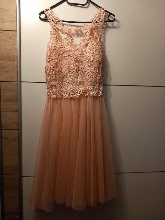 Różowa sukienka z koronką