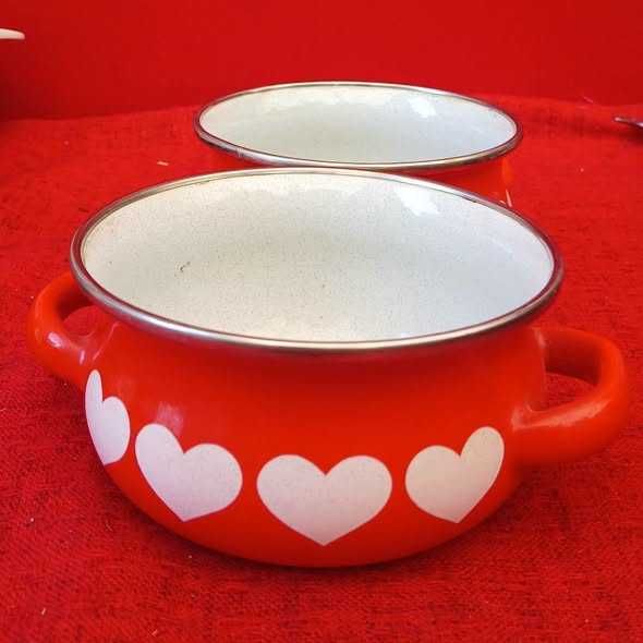 Emaliowane małe garnuszku w serduszka  Wysokość 6cm Średnica 11cm