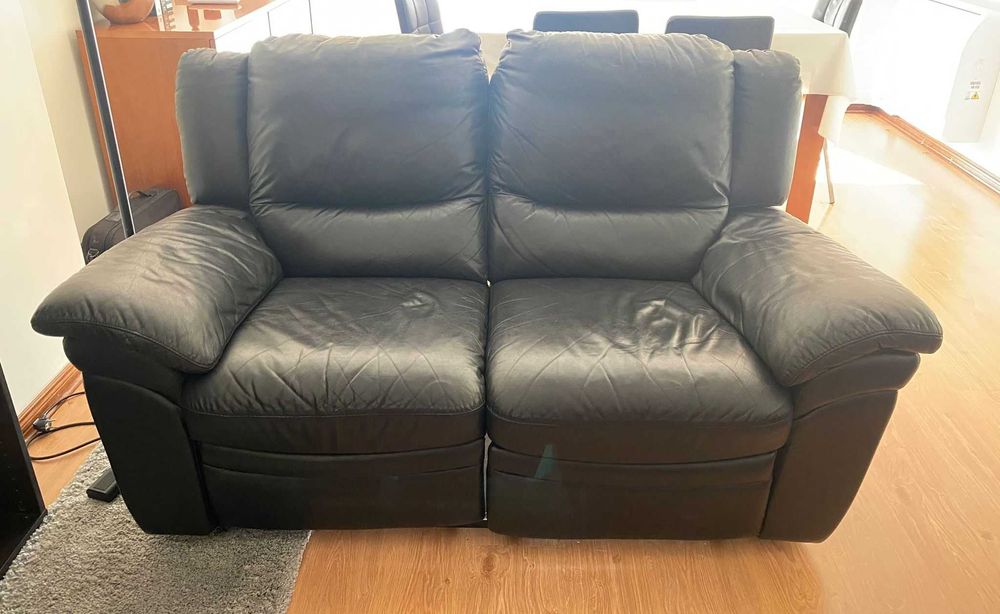 2 Sofás reclináveis pretos com dois lugares com apoio de pernas