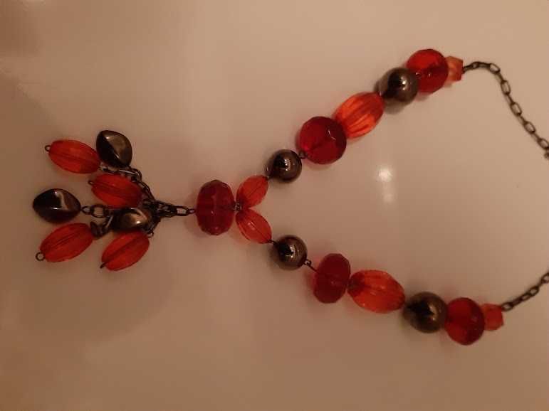 Colar prateado e vermelho muito original