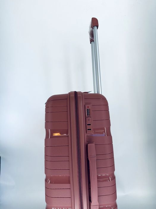 Nowa średnia walizka PP mocna różowa