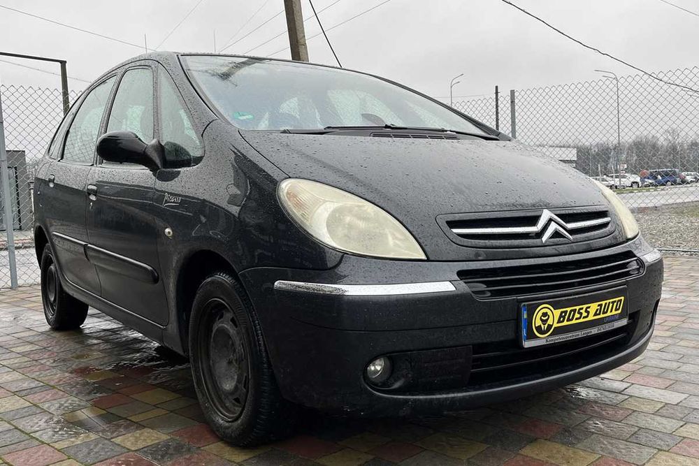 ID
50004

Citroen Xsara Picasso 2006 року з бензиновим двигуном 1.6 — це просторий і практичний компактвен, створений для щоденних поїздок та сімейного використання. Передній привід і механічна коробка передач забезпечують передбачувану керованість, а підвіска традиційно для Citroen орієнтована на комфорт. Кузов має професійно виправлені сліди експлуатації, а технічні пошкодження були відремонтовані, що додає впевненості у стані авто.

Салон темний, тканинний, з хорошою ергономікою та високою посадкою. Є ручне регулювання сидіння водія по висоті, передні та задні електросклопідйомники, кондиціонер і однозонний клімат‑контроль. Для зручності передбачені датчик дощу, підігрів і електроскладання дзеркал, складні столики на спинках передніх сидінь, розетка 12V, круїз‑контроль, підкурювач і попільничка. Заднє сидіння складається, що дозволяє збільшити багажний простір.

У плані безпеки автомобіль оснащений центральним замком, ABS, ESP, подушками безпеки водія та пасажира. Є протитуманні фари, галогенна оптика, задній парктронік і фаркоп, а також повнорозмірне запасне колесо. Загалом це практичний і функціональний автомобіль, який пропонує комфортний салон, корисне оснащення та збалансовані характеристики для щоденного використання.