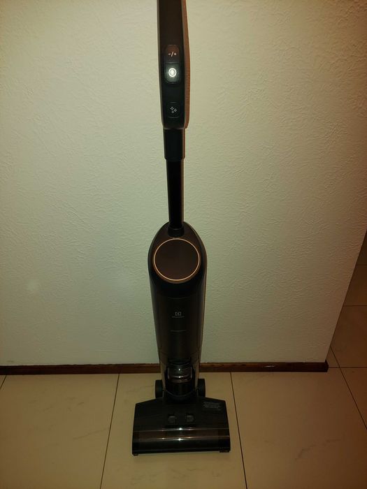 Odkurzacz pionowy Electrolux Ultimate 800. Jak nowy.