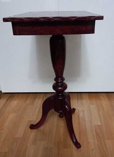 Mesinha de apoio em Mogno
