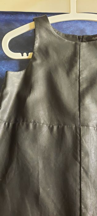 Vestido preto , sem mangas, em polipele, usado 1 vez ,muito elegante