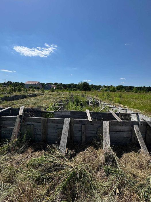 Продаж ділянки з фундаментом с. Іванківці (біля Олешина)