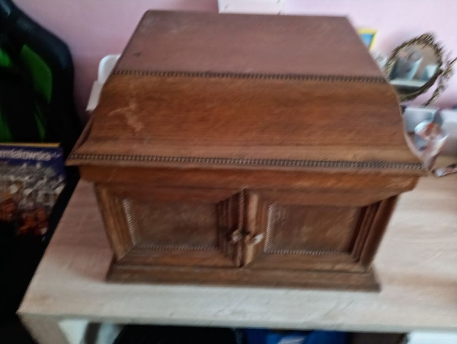 Stary gramofon na korbę