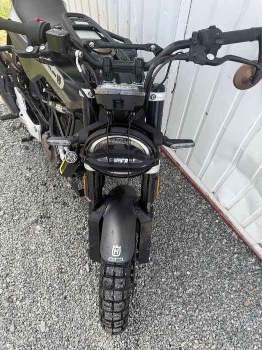 Husquvarna Svartpilen 125