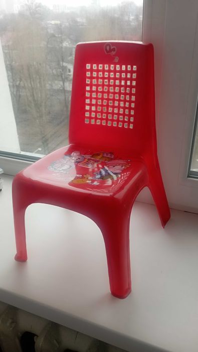 Дитячий пластиковий стілець